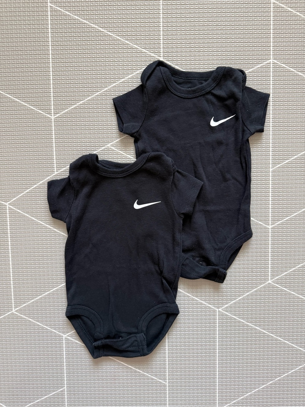 Nike|Baby boy One-Piece Bodysuit (2-Pack) onesies with small Nike check•••6M